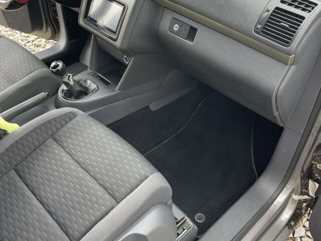 Серый Фольксваген Туран, объемом двигателя 1.6 л и пробегом 180 тыс. км за 2500 $, фото 5 на Automoto.ua