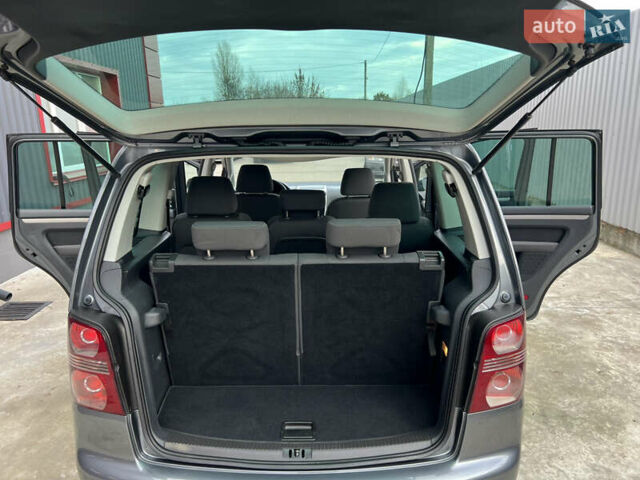 Серый Фольксваген Туран, объемом двигателя 1.6 л и пробегом 217 тыс. км за 8200 $, фото 75 на Automoto.ua