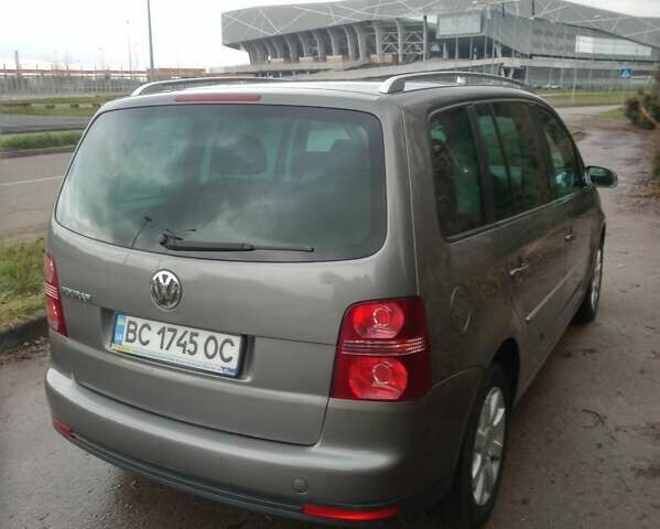 Серый Фольксваген Туран, объемом двигателя 1.4 л и пробегом 217 тыс. км за 7200 $, фото 1 на Automoto.ua