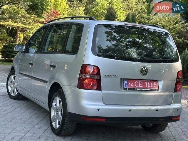 Сірий Фольксваген Туран, об'ємом двигуна 1.6 л та пробігом 230 тис. км за 6800 $, фото 59 на Automoto.ua