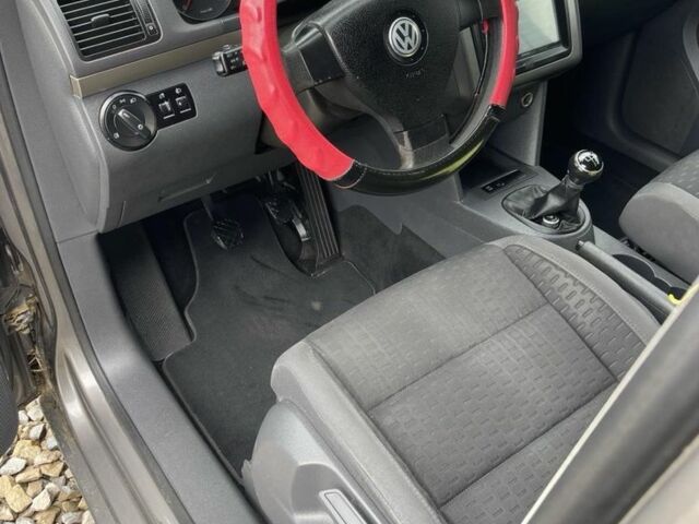 Серый Фольксваген Туран, объемом двигателя 1.6 л и пробегом 180 тыс. км за 2500 $, фото 7 на Automoto.ua