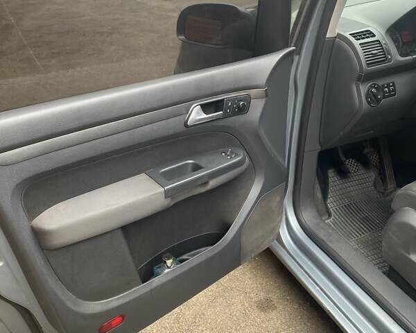 Серый Фольксваген Туран, объемом двигателя 1.6 л и пробегом 225 тыс. км за 6000 $, фото 9 на Automoto.ua