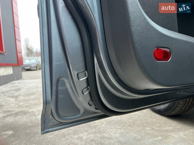 Серый Фольксваген Туран, объемом двигателя 1.6 л и пробегом 217 тыс. км за 8200 $, фото 76 на Automoto.ua