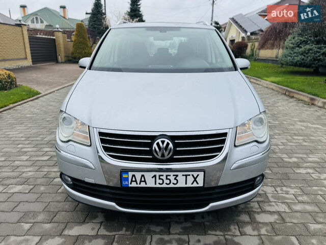Серый Фольксваген Туран, объемом двигателя 2 л и пробегом 245 тыс. км за 7300 $, фото 1 на Automoto.ua