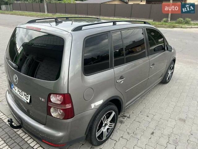 Серый Фольксваген Туран, объемом двигателя 1.4 л и пробегом 278 тыс. км за 5300 $, фото 2 на Automoto.ua