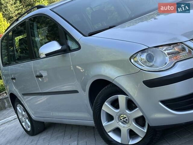 Сірий Фольксваген Туран, об'ємом двигуна 1.6 л та пробігом 230 тис. км за 6750 $, фото 56 на Automoto.ua