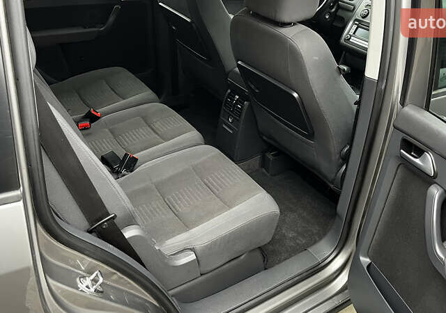 Сірий Фольксваген Туран, об'ємом двигуна 1.97 л та пробігом 302 тис. км за 8000 $, фото 13 на Automoto.ua