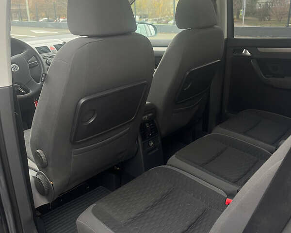 Серый Фольксваген Туран, объемом двигателя 1.39 л и пробегом 192 тыс. км за 6300 $, фото 7 на Automoto.ua