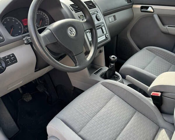 Серый Фольксваген Туран, объемом двигателя 1.6 л и пробегом 199 тыс. км за 7699 $, фото 15 на Automoto.ua