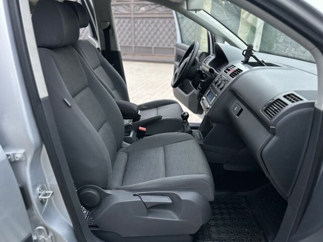 Серый Фольксваген Туран, объемом двигателя 1.6 л и пробегом 215 тыс. км за 6500 $, фото 12 на Automoto.ua