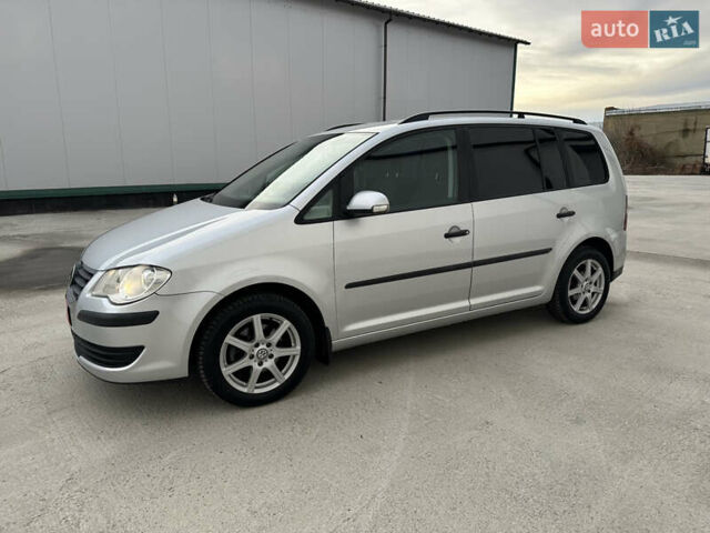 Серый Фольксваген Туран, объемом двигателя 1.6 л и пробегом 215 тыс. км за 6800 $, фото 3 на Automoto.ua