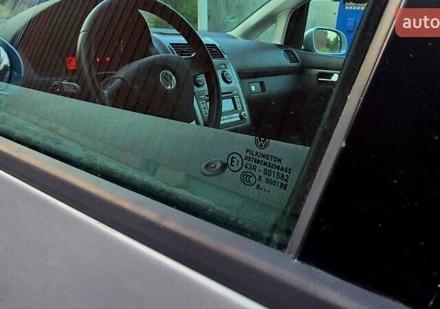 Сірий Фольксваген Туран, об'ємом двигуна 1.6 л та пробігом 225 тис. км за 7777 $, фото 20 на Automoto.ua