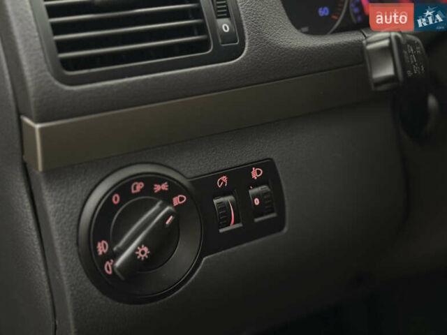 Серый Фольксваген Туран, объемом двигателя 1.9 л и пробегом 222 тыс. км за 7700 $, фото 7 на Automoto.ua