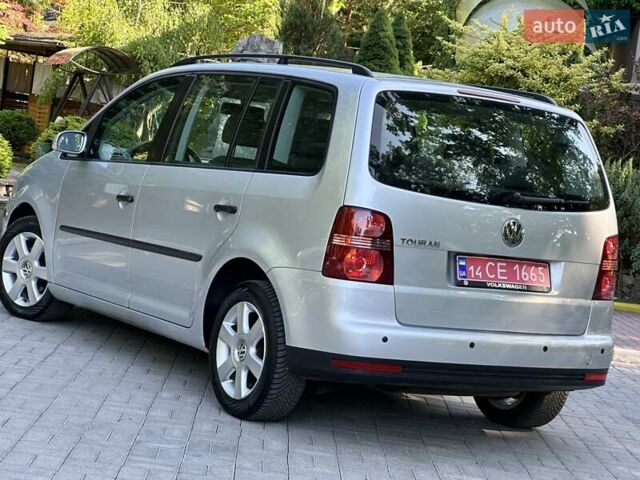 Сірий Фольксваген Туран, об'ємом двигуна 1.6 л та пробігом 230 тис. км за 6750 $, фото 55 на Automoto.ua