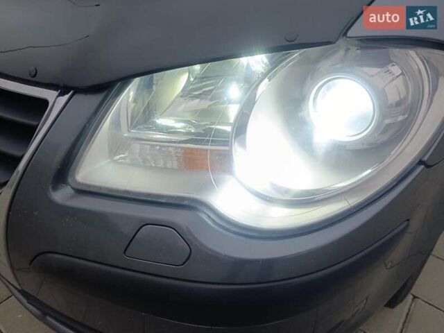 Серый Фольксваген Туран, объемом двигателя 1.6 л и пробегом 224 тыс. км за 7300 $, фото 9 на Automoto.ua