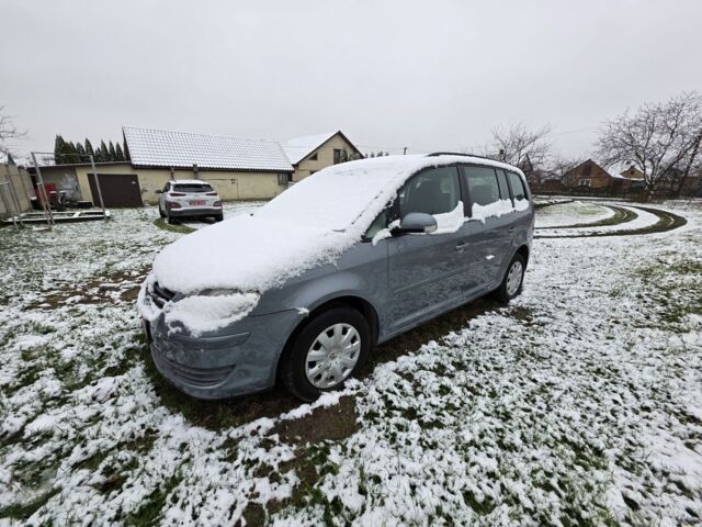 Серый Фольксваген Туран, объемом двигателя 1.4 л и пробегом 240 тыс. км за 5300 $, фото 1 на Automoto.ua