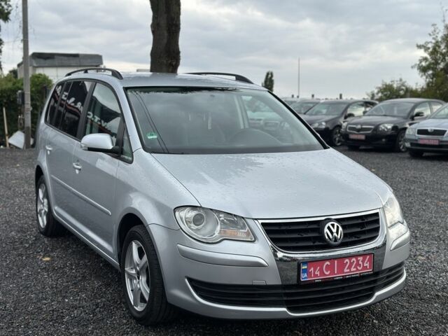 Серый Фольксваген Туран, объемом двигателя 1.6 л и пробегом 228 тыс. км за 8000 $, фото 2 на Automoto.ua