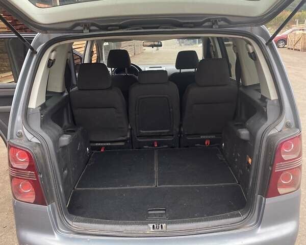 Серый Фольксваген Туран, объемом двигателя 1.6 л и пробегом 225 тыс. км за 6000 $, фото 14 на Automoto.ua