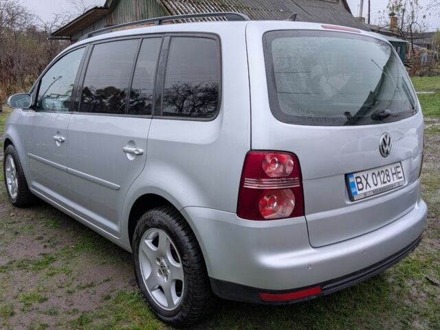 Серый Фольксваген Туран, объемом двигателя 1.4 л и пробегом 211 тыс. км за 5500 $, фото 1 на Automoto.ua