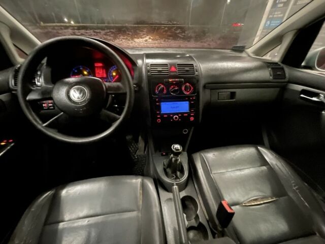 Серый Фольксваген Туран, объемом двигателя 1.9 л и пробегом 300 тыс. км за 1950 $, фото 6 на Automoto.ua