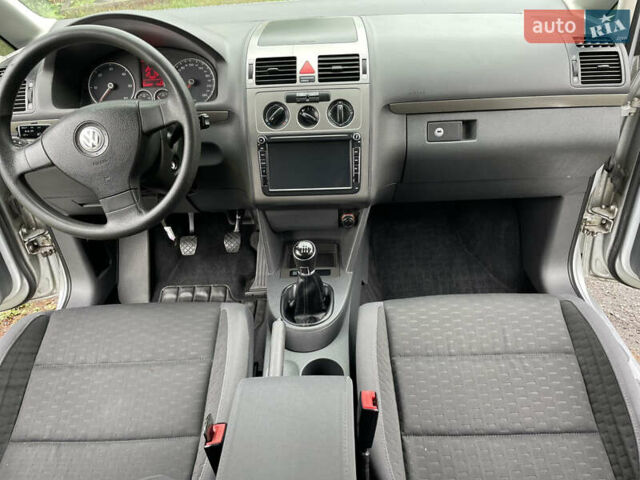 Серый Фольксваген Туран, объемом двигателя 1.9 л и пробегом 263 тыс. км за 7400 $, фото 24 на Automoto.ua