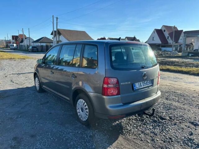 Серый Фольксваген Туран, объемом двигателя 1.9 л и пробегом 350 тыс. км за 2950 $, фото 2 на Automoto.ua