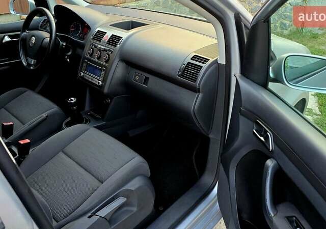 Сірий Фольксваген Туран, об'ємом двигуна 1.6 л та пробігом 225 тис. км за 7777 $, фото 35 на Automoto.ua