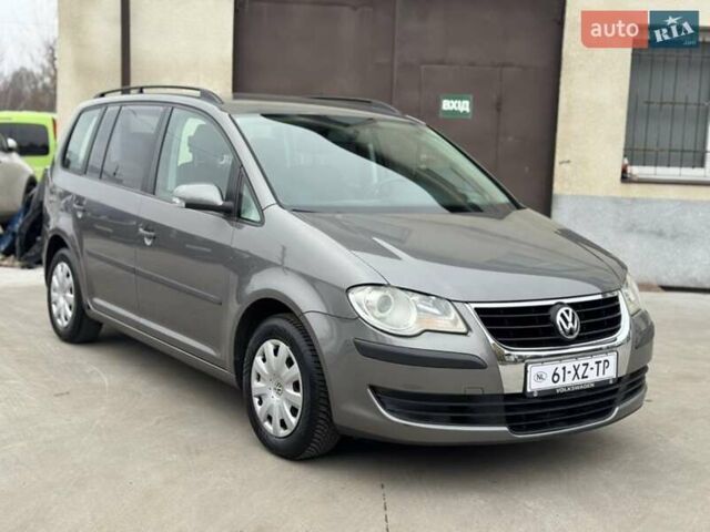 Серый Фольксваген Туран, объемом двигателя 1.6 л и пробегом 232 тыс. км за 7200 $, фото 9 на Automoto.ua
