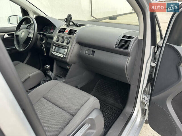 Серый Фольксваген Туран, объемом двигателя 1.6 л и пробегом 215 тыс. км за 6800 $, фото 42 на Automoto.ua