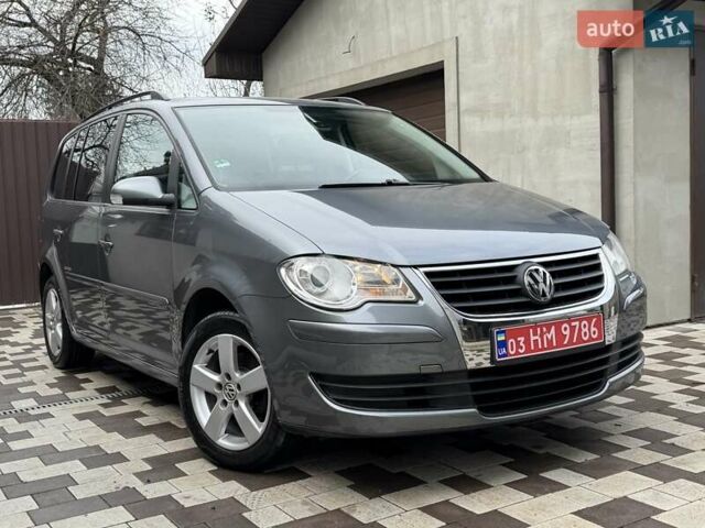 Серый Фольксваген Туран, объемом двигателя 1.6 л и пробегом 251 тыс. км за 6950 $, фото 1 на Automoto.ua