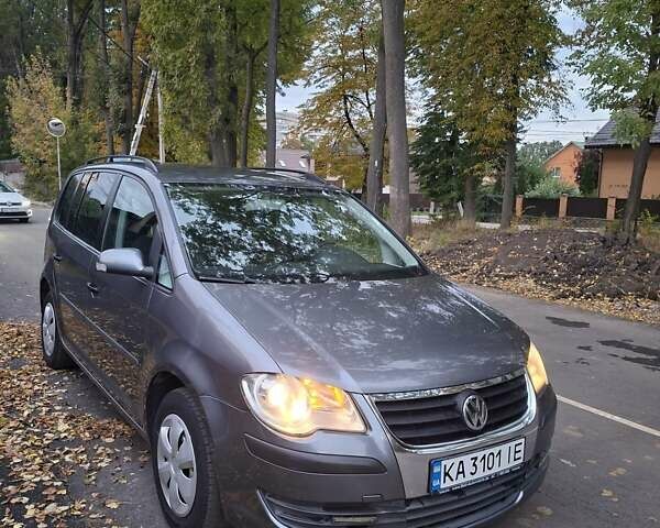 Сірий Фольксваген Туран, об'ємом двигуна 1.39 л та пробігом 295 тис. км за 6000 $, фото 12 на Automoto.ua