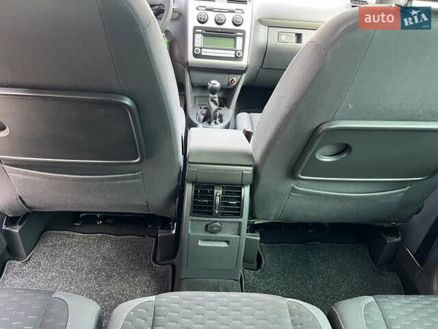 Серый Фольксваген Туран, объемом двигателя 1.6 л и пробегом 217 тыс. км за 8200 $, фото 54 на Automoto.ua