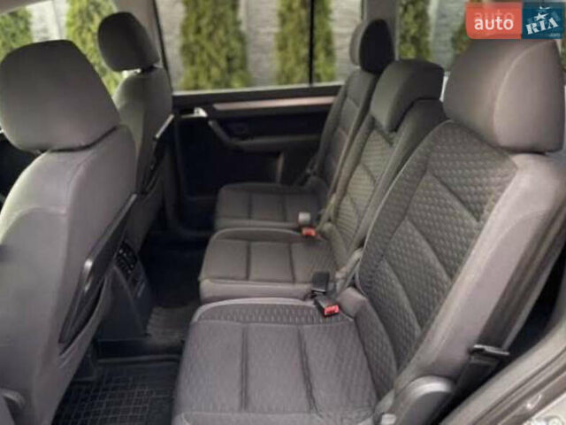 Серый Фольксваген Туран, объемом двигателя 1.9 л и пробегом 222 тыс. км за 7700 $, фото 5 на Automoto.ua