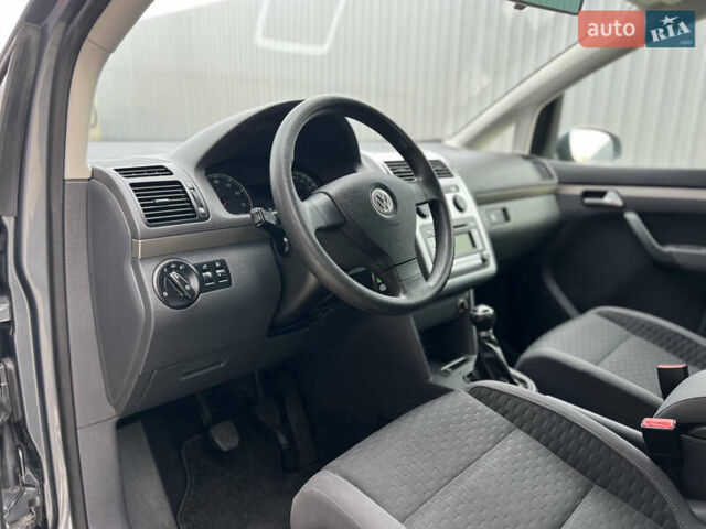 Серый Фольксваген Туран, объемом двигателя 1.6 л и пробегом 217 тыс. км за 8200 $, фото 38 на Automoto.ua