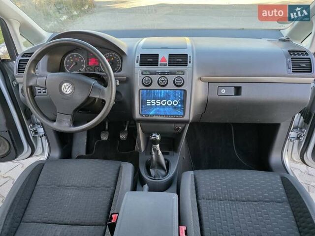 Серый Фольксваген Туран, объемом двигателя 1.6 л и пробегом 225 тыс. км за 6700 $, фото 42 на Automoto.ua