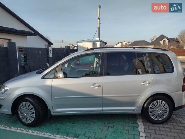 Серый Фольксваген Туран, объемом двигателя 1.6 л и пробегом 256 тыс. км за 6200 $, фото 1 на Automoto.ua