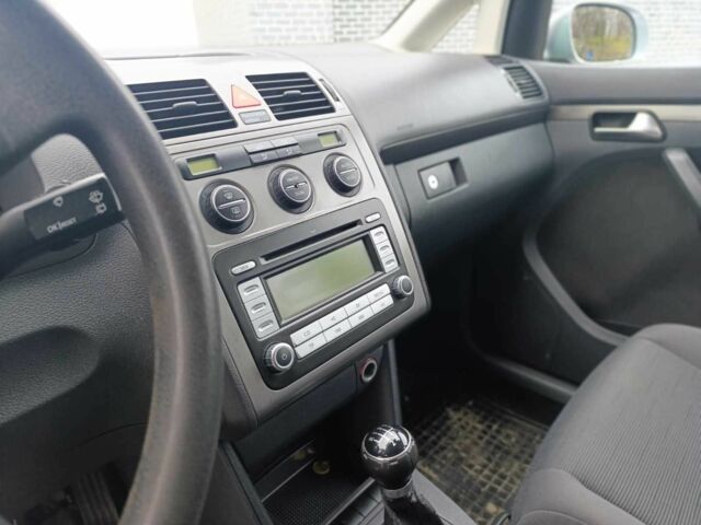 Серый Фольксваген Туран, объемом двигателя 1.6 л и пробегом 237 тыс. км за 7100 $, фото 9 на Automoto.ua