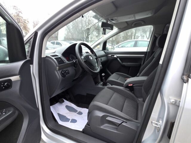 Серый Фольксваген Туран, объемом двигателя 1.6 л и пробегом 262 тыс. км за 6500 $, фото 8 на Automoto.ua