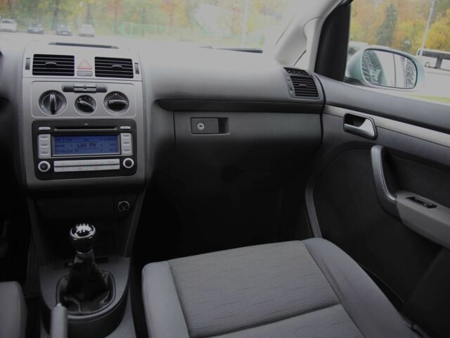 Серый Фольксваген Туран, объемом двигателя 1.6 л и пробегом 218 тыс. км за 8600 $, фото 13 на Automoto.ua