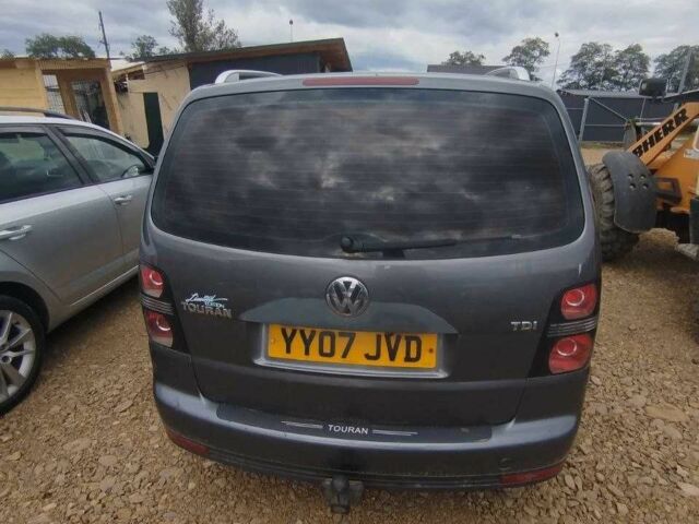 Серый Фольксваген Туран, объемом двигателя 1.9 л и пробегом 250 тыс. км за 3400 $, фото 5 на Automoto.ua