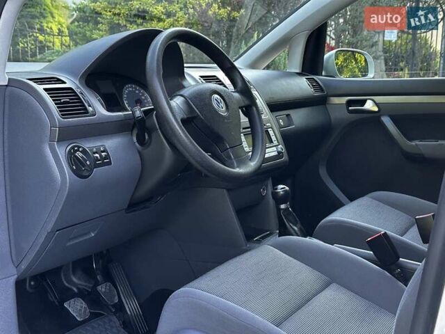 Сірий Фольксваген Туран, об'ємом двигуна 1.6 л та пробігом 230 тис. км за 6750 $, фото 67 на Automoto.ua