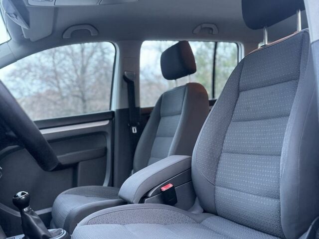 Серый Фольксваген Туран, объемом двигателя 1.9 л и пробегом 250 тыс. км за 3450 $, фото 11 на Automoto.ua