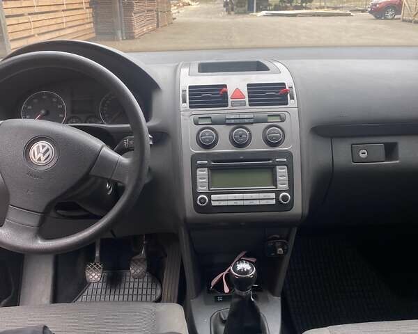 Серый Фольксваген Туран, объемом двигателя 1.6 л и пробегом 225 тыс. км за 6000 $, фото 2 на Automoto.ua