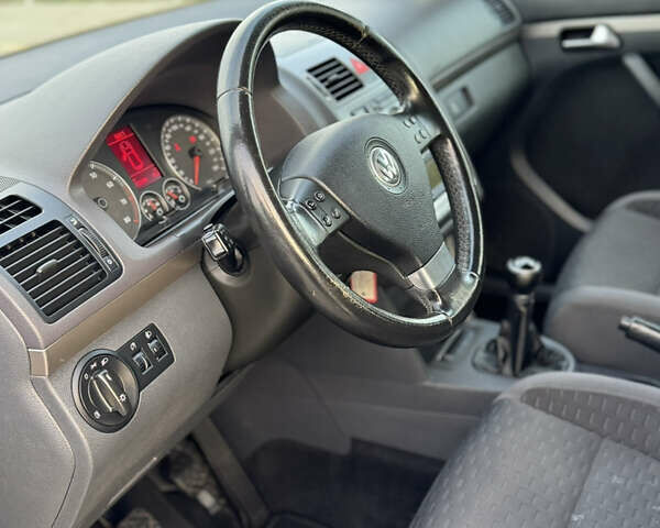 Серый Фольксваген Туран, объемом двигателя 1.4 л и пробегом 210 тыс. км за 5899 $, фото 82 на Automoto.ua