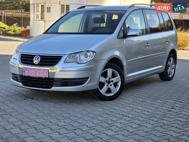 Серый Фольксваген Туран, объемом двигателя 1.6 л и пробегом 225 тыс. км за 6700 $, фото 1 на Automoto.ua