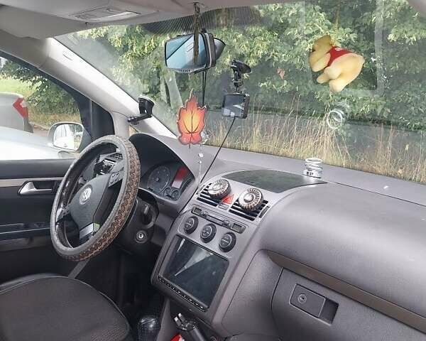 Серый Фольксваген Туран, объемом двигателя 1.9 л и пробегом 250 тыс. км за 7000 $, фото 4 на Automoto.ua