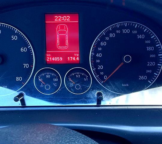 Серый Фольксваген Туран, объемом двигателя 1.4 л и пробегом 214 тыс. км за 5100 $, фото 5 на Automoto.ua