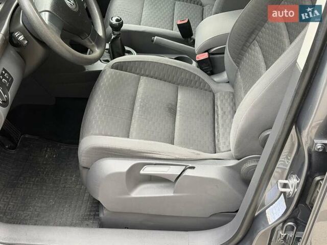 Серый Фольксваген Туран, объемом двигателя 1.6 л и пробегом 251 тыс. км за 6950 $, фото 22 на Automoto.ua