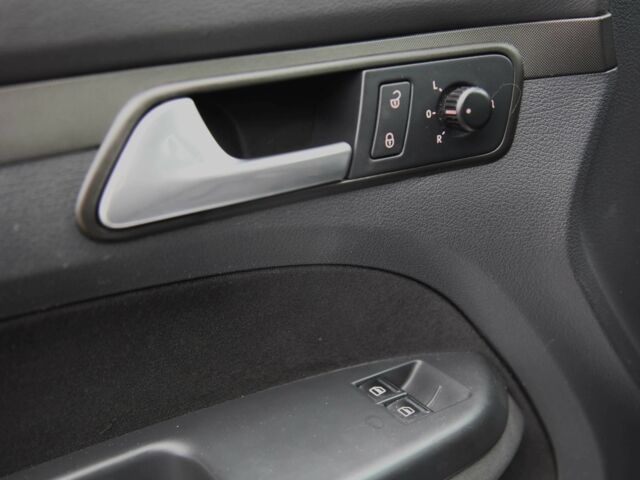 Серый Фольксваген Туран, объемом двигателя 1.6 л и пробегом 218 тыс. км за 8600 $, фото 21 на Automoto.ua