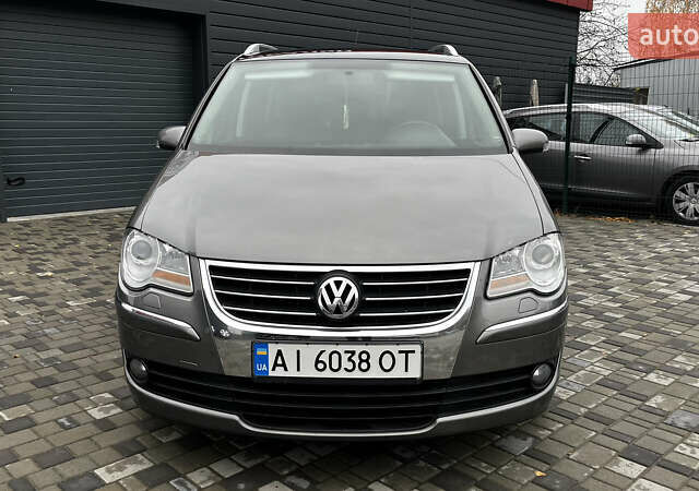 Сірий Фольксваген Туран, об'ємом двигуна 1.97 л та пробігом 302 тис. км за 8000 $, фото 1 на Automoto.ua